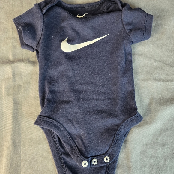 Nike Baby Onesie Lot 6 Months Just Do It Swoosh 2 Piece Bodysuit Set - Picture 5 of 6